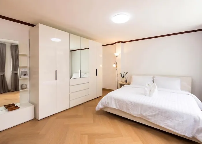 Luxury 3br 230sqm 5 Min To Bts Sukhumvit 26 曼谷